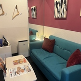 フリーWi-Fi完備でスマホ充電もできるので、打ち合わせや会議など、テレワークスペースとしてもご利用可能！