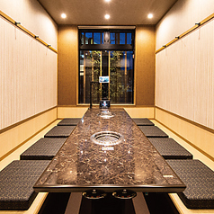 足を伸ばしてゆったりとくつろげる掘りごたつ席がございます。ご友人との食事やご家族での利用など、リラックスして過ごしたい時に最適です。長時間座っていても疲れにくいので、宴会にもぴったりです。