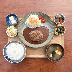 奥深いデミグラスソースの牛100%手捏ねハンバーグ定食