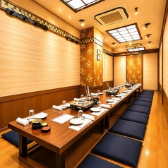 足が疲れない掘りごたつ式のお席。18名～最大28名様まで対応可。会社宴会、同窓会など、大人数の宴会に最適です。