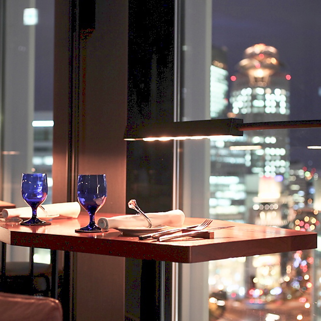 目の前に広がるパノラマ夜景…ゆったりソファで寛ぎながらお酒とお食事をどうぞ♪