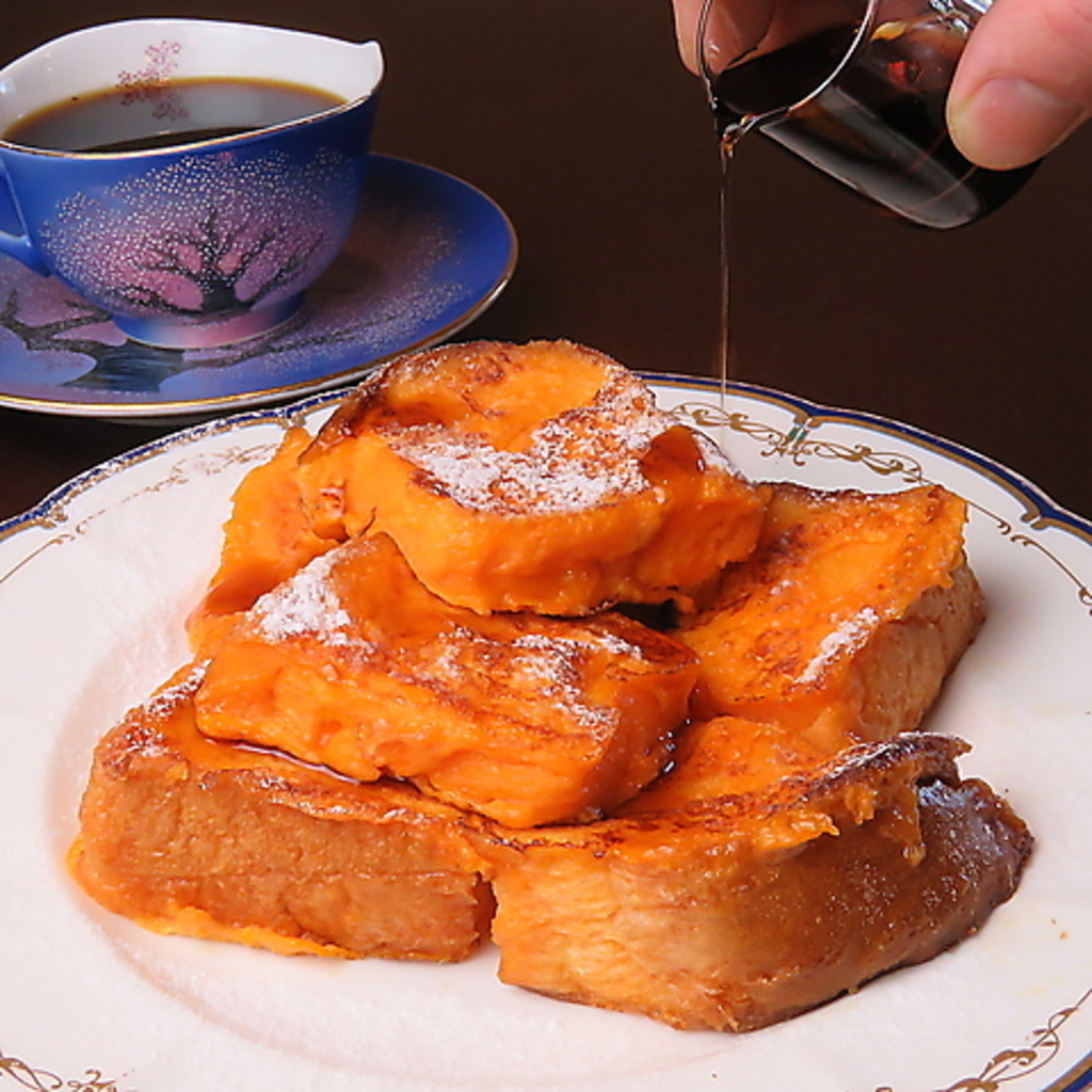 こだわりの卵を使用した、ふわふわ食感の『黄金のフレンチトースト』。焙煎珈琲との相性も抜群です◎