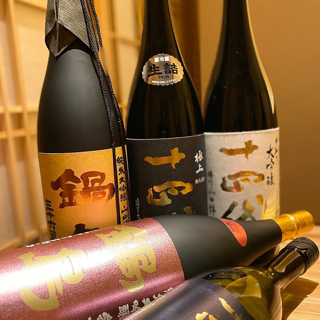 日本酒は店主が全国各地から厳選して取り寄せ！定番から希少価値の高い日本酒まで種類豊富にご用意◎