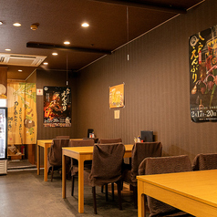 友人同士やご家族でのご利用に最適な、4名様用のテーブル席を多数ご用意しております。ジンギスカンやもつ鍋を囲み、美味しい料理とお酒を楽しみながら、賑やかに会話を弾ませるのにぴったりな空間です。ゆったりとくつろぎながら、心ゆくまでお食事をお楽しみください♪