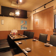 【中団体向けテーブル席】少人数での飲み会や会食に最適な気軽なテーブル席は2名様から10名様以上の中団体様までフレキシブルに対応可能。