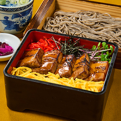 ごまそばと炙り煮豚重のセット