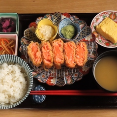 サーモンレアカツ定食