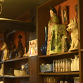栄本店と名古屋駅2店舗で営業する「伍味酉（ごみとり）」の醍醐味の一つは、店内に飾られる骨董品が醸し出すレトロな雰囲気。先代が収集したその骨董品の数々を鑑賞してみるのもオススメ。