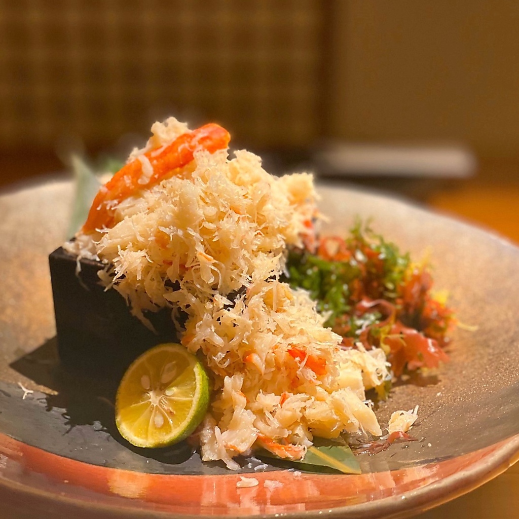 旬食材を織り成した創作料理は味はもちろん、盛り付け/お皿/提供法にまで拘り目でも楽しめる工夫も◎