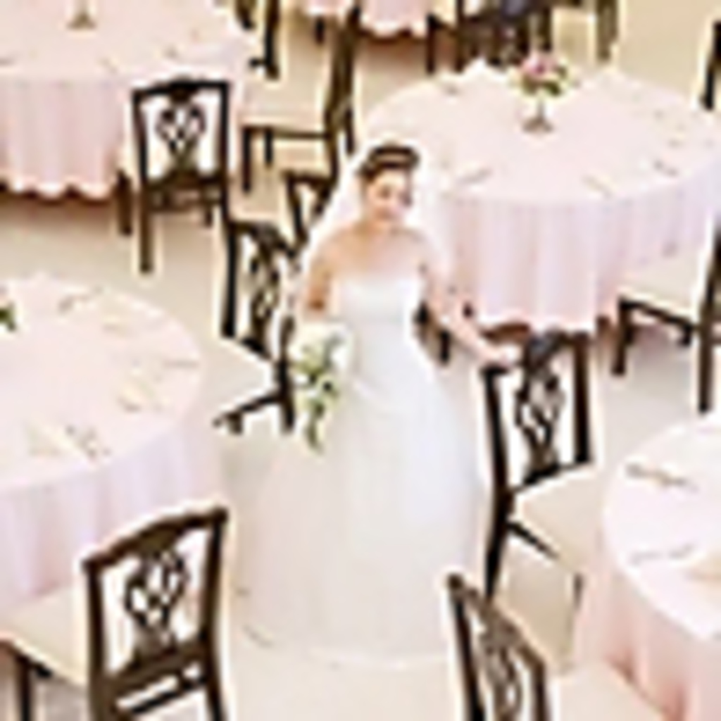 美しいテーブルセッティングが心を躍らせ、友人や家族と共に素敵な思い出を作る場にぴったりです。