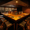 居酒屋飲みといえばカウンター席。お気軽にお酒をお楽しみいただけます。軽く一杯飲むもよし、しっとりと愉しむもよし。活気のあるカウンター席は幅広いお客様に好評です。