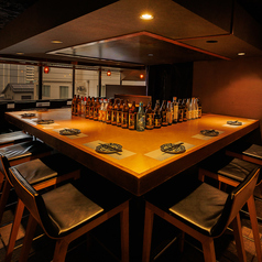 居酒屋飲みといえばカウンター席。お気軽にお酒をお楽しみいただけます。軽く一杯飲むもよし、しっとりと愉しむもよし。活気のあるカウンター席は幅広いお客様に好評です。