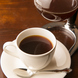 挽きたてのコーヒー豆を一杯ずつサイフォン式で抽出。