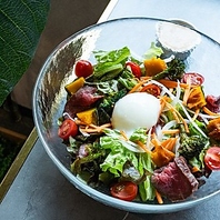 ヘルシー×満足感◎ローストビーフサラダボウル