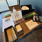 ■屋内外共通皿、箸、おしぼり、カップ、トング、塩、胡椒、醤油、たれ、アルミホイル、ラップ、ワインオープナー、缶切り、栓抜き、アルミプレート、油■屋内、テラスエリアのみ包丁、まな板、キッチンバサミ、ざる、ボウル■BBQ機材レンタルパーティーシェード、テーブル、椅子、コンロ、炭、網、ゴミ袋