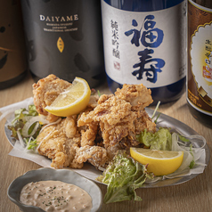 肉の旨みを引き出すもつ煮込みと唐揚げのこだわり