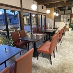 開放感のある大きな窓から見える風情ある日本庭園を眺めながら、和菓子と珈琲をご堪能いただけます♪