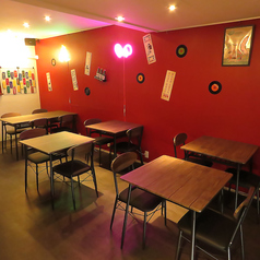 【テーブル席】黒を基調にスタイリッシュな雰囲気の店内。ゆったり過ごせるテーブル席をご用意しております！各種ご宴会・女子会に♪