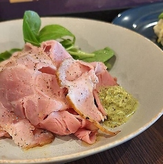 自家製ローストポークや生ハム等が入った本日の前菜5種盛り合わせ