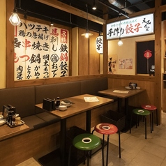 【屋台気分を楽しめる♪】九州博多の風物詩“中洲の屋台村”の雰囲気と名物料理が楽しめる大衆居酒屋！提灯の灯りに包まれながら、仲間ともつ鍋を囲むもよし。特選馬刺しなど一品料理に舌鼓を打つもよし。飲み放題付宴会コースで大人数の打ち上げなどさまざま楽しみ方をご提供！