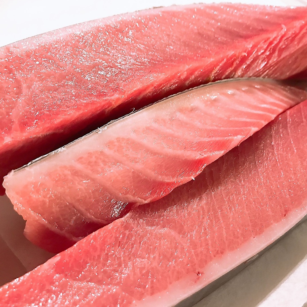 程良く脂がのった引き締まった身の地魚を≪目と舌で味わえる≫調理法でご提供。職人の技が光ります！
