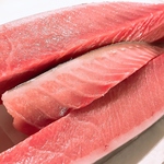 程良く脂がのった引き締まった身の地魚を≪目と舌で味わえる≫調理法でご提供。職人の技が光ります！
