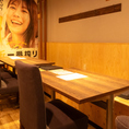 木の温もりが優しいテーブル席は、片側がベンチシートになっており、ゆったりお食事ができると好評です。お荷物が多い日でも安心してくつろげますよ。居心地の良い空間で、自慢の土佐酒と新鮮な海鮮料理を味わえば、心もお腹もたっぷりと満たされるはずです。気の合う仲間と笑顔があふれる素敵な夜をぜひお過ごしください！