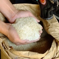【餌へのこだわり】くず米を使用しています。くず米を粉砕し餌に混ぜることで、お肉の脂の融点を低くして甘味がでるお肉づくりにこだわっています。