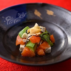 生サーモンとアボカドクリームチーズの塩昆布和え