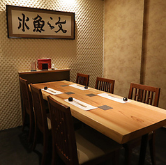 2～6名様用の個室は、家族やグループでの集まりにぴったりです。お祝い事や大切なイベントにふさわしい、この特別な場所で、心に残るひとときをお楽しみください。