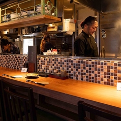 オープンキッチンが見渡せる臨場感溢れるカウンター席