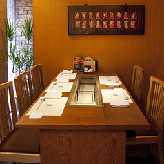 6名様テーブルを2卓ご用意したフロアは、8名様以上で個室としてご利用いただけます。