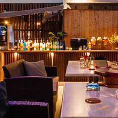 ウッドデッキが可愛いテラス席。開放感溢れる雰囲気で非日常を味わえます♪