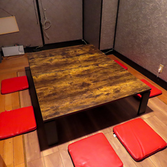 人数に合わせてレイアウト変更も可能な、使い勝手の良いテーブル席。少人数でのお食事から、中規模のグループ宴会までシーンに合わせてフレキシブルにご案内いたします。カジュアルで居心地の良い雰囲気の中、美味しいお肉を囲んでワイワイお楽しみください。