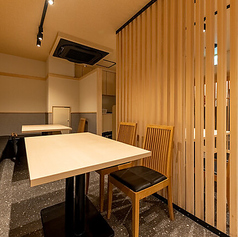 【テーブル席】木の温もりを感じる、和モダンな店内。落ち着いた雰囲気の中で、じっくりとお食事をお楽しみいただけます。