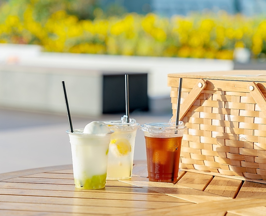 天気が良い日にはミナモア の屋上にお飲み物やデザートをテイクアウトできます。