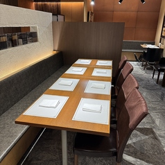 片側ソファー席がございます。ご利用シーンに合わせてゆったりとおくつろぎいただける空間でございます。居心地の良いお席で素敵なお食事時間をお過ごしください。※現在仮店舗で営業しております