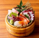 寿司屋として創業した祖父・勝治の精神を引き継ぎ、丁寧な仕込みと繊細な調理法にこだわっています。