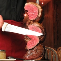 焼きたて豪快塊肉を目の前でカット!