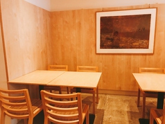 全席テーブルとなっております。白木調の落ち着いたテーブルと白い壁に癒されながら自然あふれるお料理をご堪能できます。