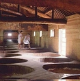 400年もの歴史を持つ小豆島の伝統産業である醤油づくり。小豆島醤油の醤油蔵はかねものこだわりの一つです♪