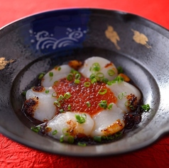 生ホタテの炙り-自家製食べる辣油かけイクラのせ-