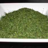 六三のお好み焼に使用している青のりは、徳島県産の“すじ青のり”を100％使用しています。一般的な青のりとは異なり、色・香りが良く、なめらかな舌触りが特徴です。トッピングすれば美味しさが増し、単独でも口の中でとろける体験が楽しめます。ぜひ一度お試しください。