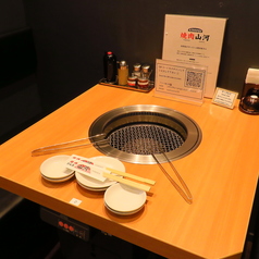 落ち着いた距離感を保ちながら向き合える2名テーブルは、会話を楽しみたい方に最適です。程よい間取りで周囲の声が気になりにくく、食事に集中できる環境が整っています。