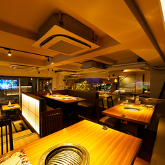 都会の喧騒を忘れる洗練されたインテリア。一歩足を踏み入れれば、贅沢な韓国グルメ旅が始まります。