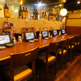 4 名 様 x 6 席、3 名 様 x 2 席、2 名 様 x 2 席、ボ ッ ク ス 席 x 2 席。仕 切 り を 外 し て 、 人 数 に 合 わ せ て レ イ ア ウ ト 可 能 で す ！