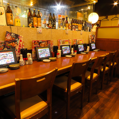 4 名 様 x 6 席、3 名 様 x 2 席、2 名 様 x 2 席、ボ ッ ク ス 席 x 2 席。仕 切 り を 外 し て 、 人 数 に 合 わ せ て レ イ ア ウ ト 可 能 で す ！