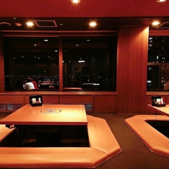 夜景を見ながら飲み会も悪くない♪大阪の夜景が一望できる最高のロケーションです。梅田の高層ビル群や、日本一の高さを誇るあべのハルカスまでもご覧頂けます！デートや記念日、誕生日などの大切な一日にもGOOD！