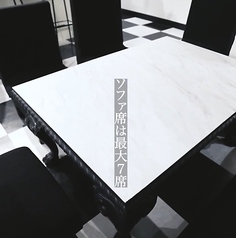 【ソファ席　最大7人】最大7人まで座れるソファ席。テーブルを囲んでくつろぐことができます。