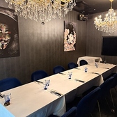 当店の完全個室は、映像を流すためのモニターを完備しており、イベントや特別なシーンに合わせた映像演出が可能です。お食事を楽しみながら、スポーツ観戦も可能です。また、BARタイム（23時以降目安）にはカラオケをご利用いただけますので、友人や同僚と一緒に盛り上がることができます。